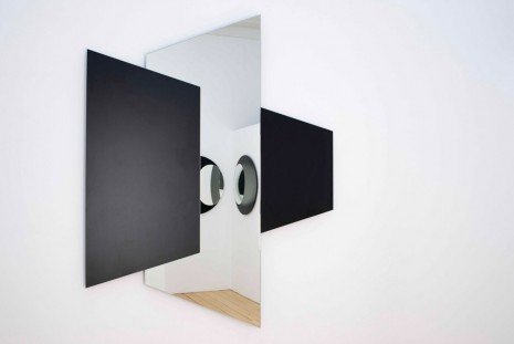 Robert & Trix Haussmann, Objet en miroir transpercé / Spiegelobjekt Durchdringung, 2013, Herald St