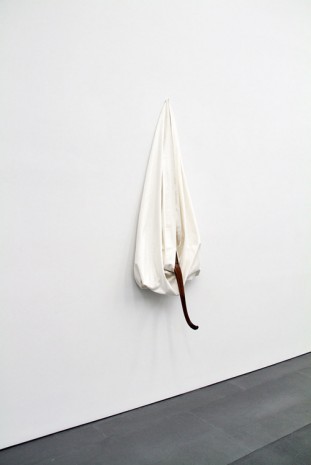 Markus Schinwald, Untitled (sacks #4), 2009, carlier I gebauer