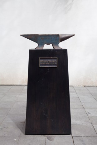 Santiago Sierra, El yunque | The anvil, 2015, LABOR