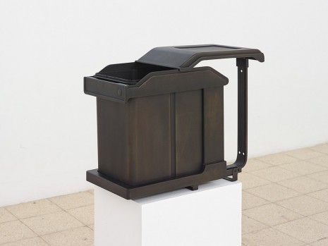 Simon Fujiwara, Ich (Swing Solo 20L), 2015, Dvir Gallery