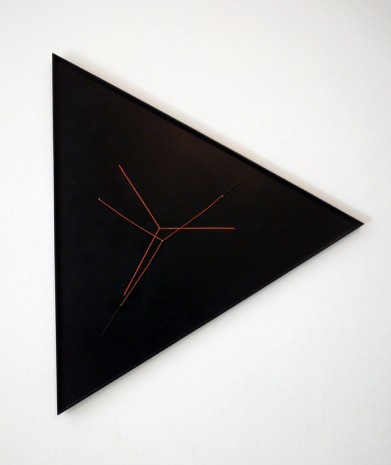 Gianni Colombo, Spazio elastico. Triangolo, 1981, A arte Invernizzi