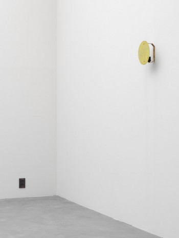 Martin Boyce, Dead Star (yellow wall lamp), 2015, Galerie Eva Presenhuber