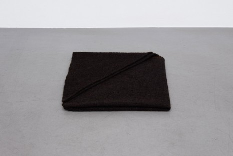 Helen Mirra, Folded waulked triangle, 2015, Galerie Nordenhake