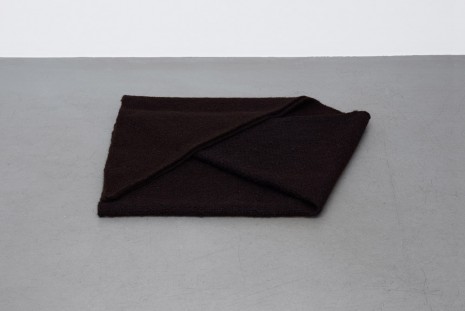 Helen Mirra, Folded waulked triangle, 2015, Galerie Nordenhake