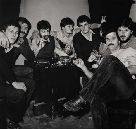 Craigie Horsfield, Hungarians. Klub Pod Jaszczurami, Rynek Glowny, Krakow, February 1978, 1993, Monica De Cardenas