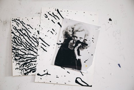 Joyce Pensato, Woman with Gun (1 x), 2015, Capitain Petzel