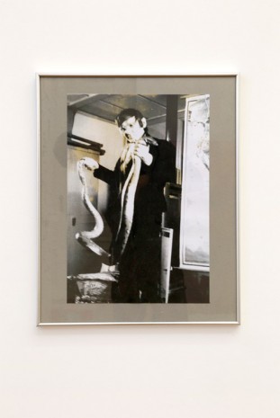 Jef Geys, Foto met slang, 1966, Galerie Micheline Szwajcer (closed)