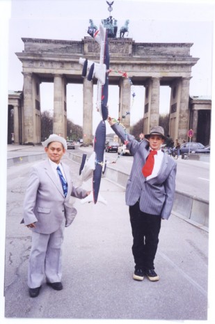 David Medalla, B, Brandenburg Gate, Berlin,1997, 1997, Baró Galeria