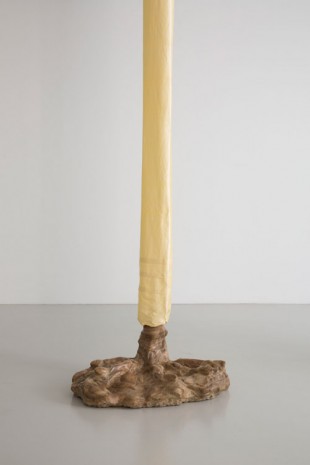 Luciano Fabro, Marmo colaticcio e seta naturale (Piede), 1968-69, Galleria Christian Stein