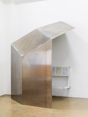 Oscar Tuazon, Wall shelter, 2016, Galerie Chantal Crousel