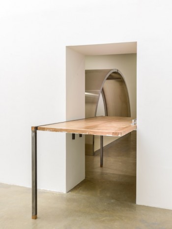 Oscar Tuazon, Horizontal door, 2016, Galerie Chantal Crousel