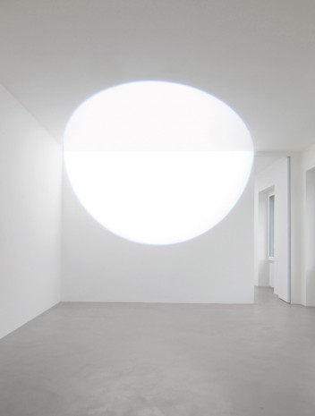 Michel Verjux, Au mur et au plafond, frontale et fragmentée en deux, calage latéral (source au sol), 2016, A arte Invernizzi