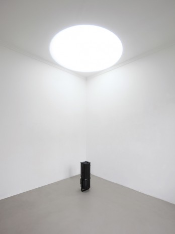 Michel Verjux, Au plafond, calage en angle (source au sol), 2016, A arte Invernizzi