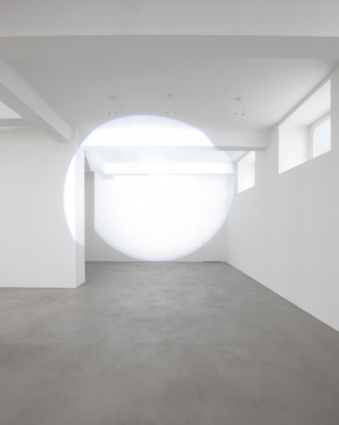 Michel Verjux, Fragmentée sur plusieurs plans (murs, plafond, poutres), ouverture maximale (source au sol), 2016, A arte Invernizzi
