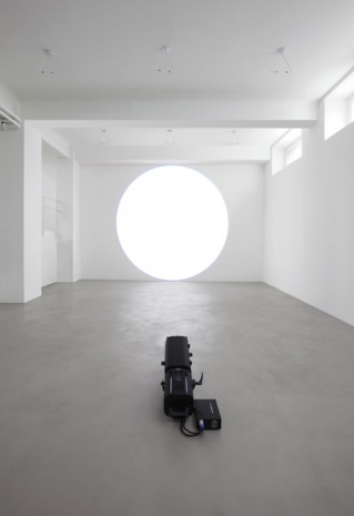 Michel Verjux, Au mur, frontale et entière, centrée, calage sol/plafond (source au sol), 2016, A arte Invernizzi