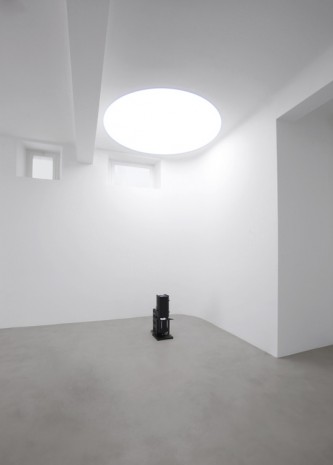 Michel Verjux, Au plafond, calage en angle (source au sol), 2016, A arte Invernizzi