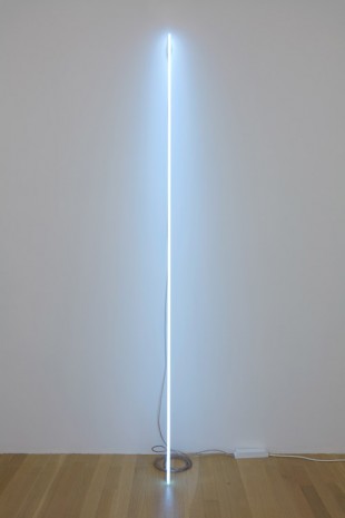 Cerith Wyn Evans, Leaning Horizon (neon 6500 Kelvin, 1.95 m), 2015, Galerie Buchholz