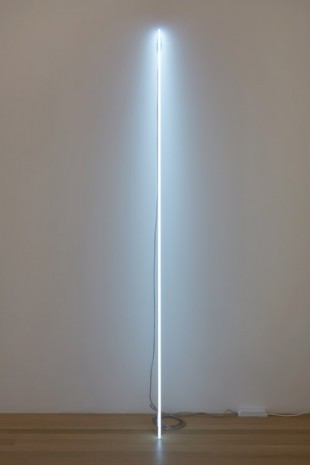 Cerith Wyn Evans, Leaning Horizon (neon 7000 Kelvin, 2.1 m), 2015, Galerie Buchholz