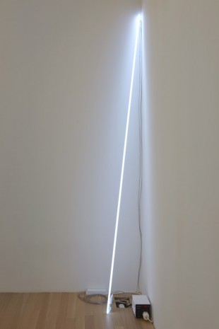 Cerith Wyn Evans, Leaning Horizon (neon 5500 Kelvin, 2 m), 2015, Galerie Buchholz