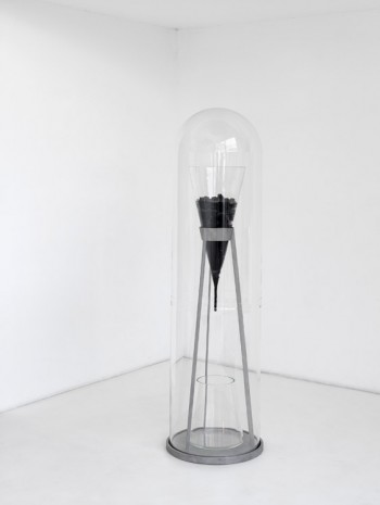 Julian Charrière, Pitch Drop, 2016, Sies + Höke Galerie