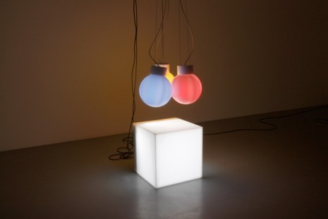 Angela Bulloch, Plastic Three Sphere Cube Triangle: RYB, 2011, Galerie Micheline Szwajcer (closed)