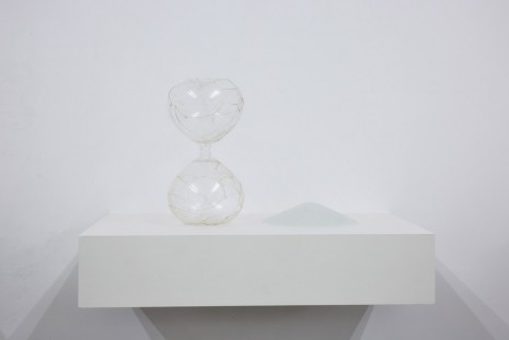 Ignasi Aballí, Attempt of Reconstruction (Hourglass), 2016, Galerie Nordenhake