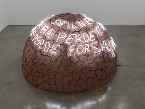 Mario Merz, Igloo di Giap – Se il nemico si concentra perde terreno se si disperde perde forza (Giap Igloo – If the Enemy Masses His Forces, He Loses Ground: If He Scatters, He Loses Strength), 1968/1994, Gladstone Gallery