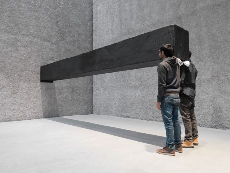 Santiago Sierra, Object measuring 600 x 57 x 52 cm constructed to be held horizontally to a wall, 2001/2016, König Galerie
