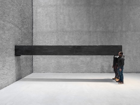 Santiago Sierra, Object measuring 600 x 57 x 52 cm constructed to be held horizontally to a wall (detail), 2001/2016, König Galerie