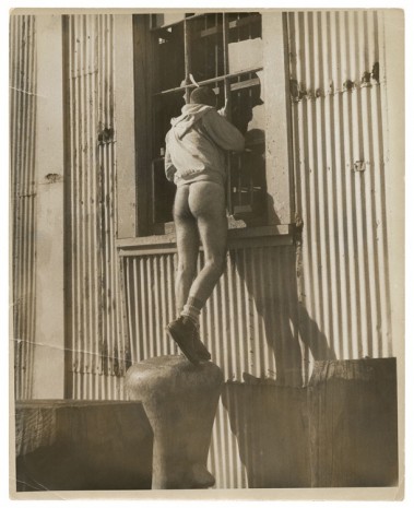 Alvin Baltrop, The Piers (man looking in window), 1976 , Galerie Buchholz