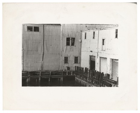 Alvin Baltrop, The Piers (exterior with four figures), n.d. (1975-1986), Galerie Buchholz