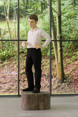Stephan Balkenhol, Großer Mann mit weißem Hemd und schwarzer Hose, 2014 , Galerie Thaddaeus Ropac