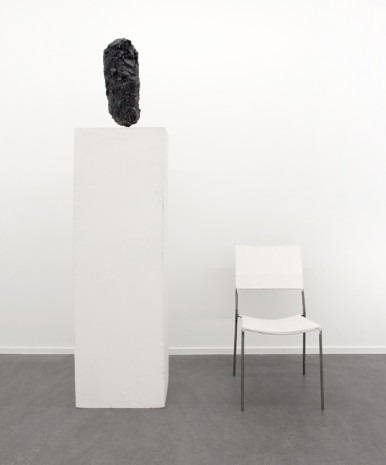 Franz West, Chaise à sculpture sur socle, 1996, Tim Van Laere Gallery
