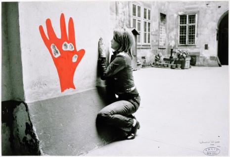 VALIE EXPORT, Konfiguration mit Roter Hand, 1972 , Galerie Thaddaeus Ropac