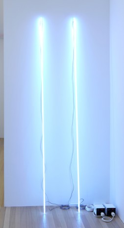 Cerith Wyn Evans, Leaning Horizon (neon 8000 Kelvin, 2.2 m), 2015, Galerie Buchholz