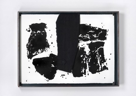 Jannis Kounellis, Sans titre (manche de manteau), 2011, Galerie Lelong & Co.