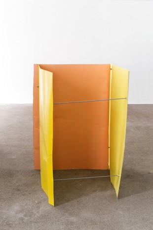 Michael Kienzer, Rapsgelb/Zinkgelb/Beigerot (Flyer 3 parts), 2016 - 2018, Galerie Elisabeth & Klaus Thoman