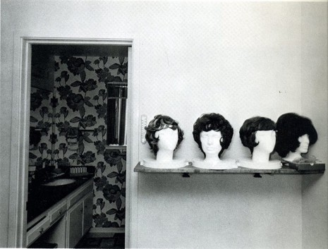 Bill Owens, From Suburbia (Perruques), 1972 , Galerie Gabrielle Maubrie