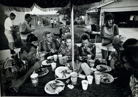 Bill Owens, From Suburbia (Picnic, eating fried chicken), 1972 , Galerie Gabrielle Maubrie