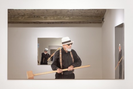 Michelangelo Pistoletto, Rottura dello specchio – azione 2, 2017, Galleria Continua