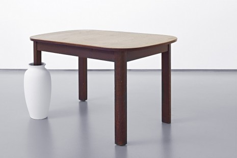 Anna Kolodziejska, Ohne Titel (Tisch mit Vase), 2007, Galerie Bernd Kugler