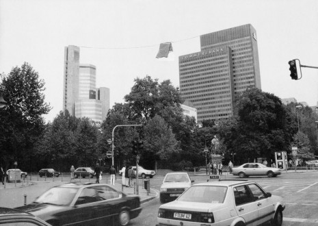 Isa Genzken, Wäscheleine für Frankfurt, 1991 , Galerie Buchholz