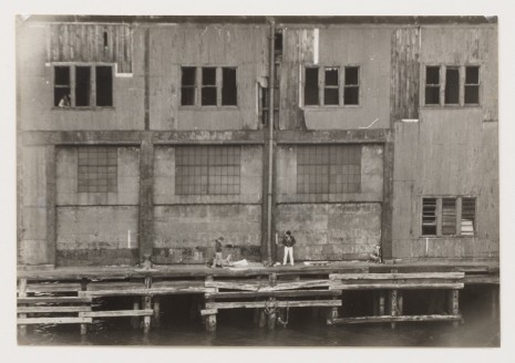 Alvin Baltrop, The Piers (exterior with four figures), 1975-1986, David Zwirner