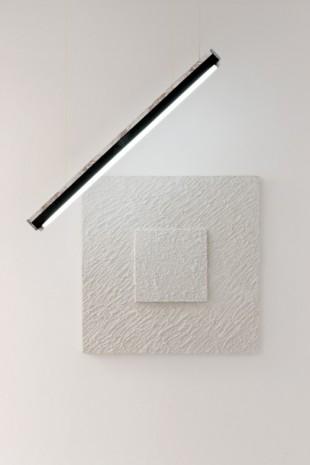 Clémence Seilles, Instrument de légitimation d’oeuvre : carré blanc sur carré blanc, 2012, TORRI (closed)