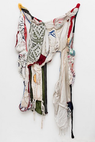 Sonia Gomes, Tecidos Leves Atados em Força, 2013 , Hauser & Wirth Somerset