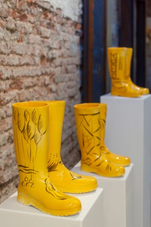 Marcos Lutyens, Inductive rig leg boots I, II, III, 2018, Galerie Alberta Pane