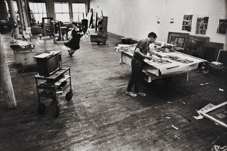 Ugo Mulas, Robert Rauschenberg in his studio with Judith Dunn, 1964-65 , Matthew Marks Gallery