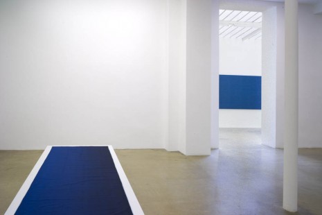 Willem de Rooij, Black and Blue, Galerie Chantal Crousel