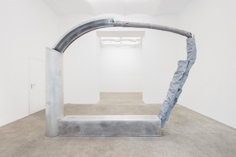 Michael Kienzer, Formfolge Vol. 5, 2021, Aluminium, Stahl, 325 x 224 x 42 cm, Galerie Elisabeth & Klaus Thoman