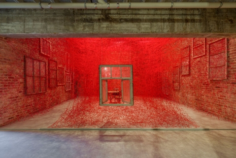 Chiharu Shiota , THE WALL BEHIND THE WINDOWS, KÖNIG GALERIE